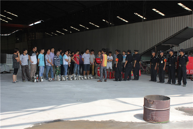 應(yīng)急消防演練，保車間安全生產(chǎn)