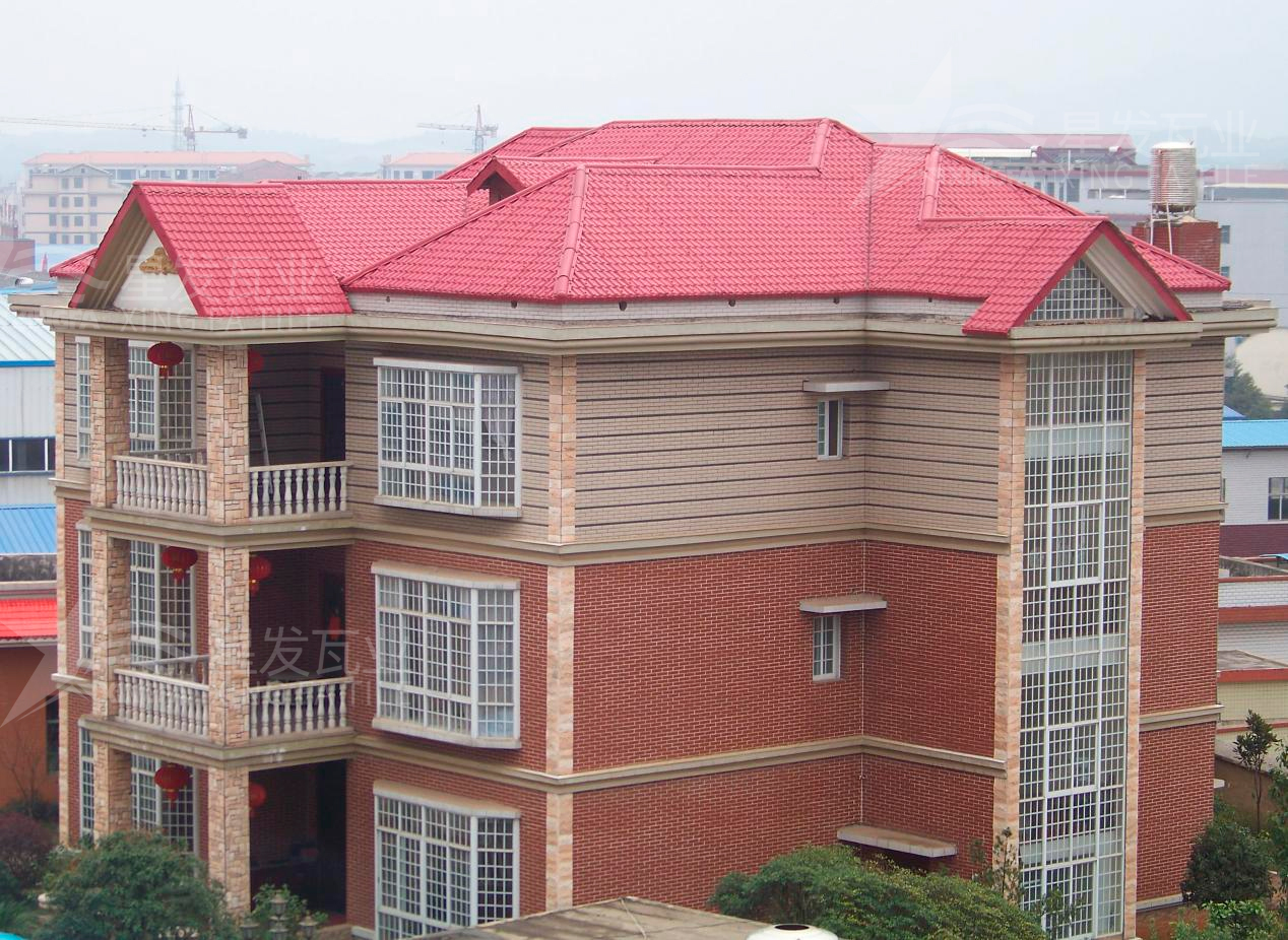 合成樹脂瓦綠色環(huán)保、節(jié)能減排，不會(huì)揮發(fā)出有毒的氣味！