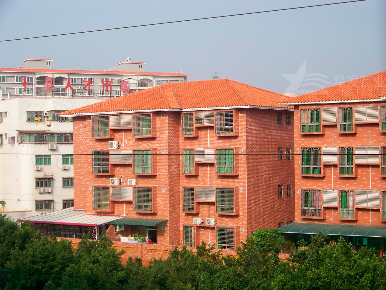 合成樹脂瓦要定期翻新維護嗎？逐漸取代彩鋼瓦，應用越來越廣泛！