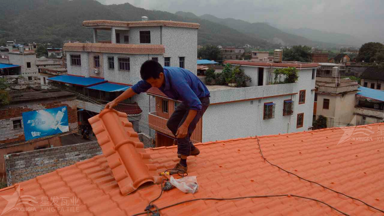 合成樹脂瓦與鐵皮瓦在性能和優(yōu)點(diǎn)上的區(qū)別和差異？